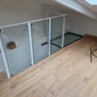 Garde corps en acier avec parois en verre avec plancher en verre et structure en acier peint